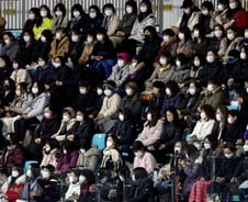 '마스크 100만개', 1000원에 파는 정부…기대 반, 우려 반