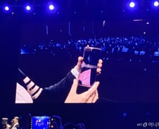 '갤S20' 흥행과 'Z플립' 대중화…삼성, 두마리 토끼 잡을까