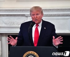 '기침하면 나가라' 트럼프 결벽, 美방역 영향줬다 