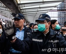 홍콩 경찰, '코로나19 격리' 이탈 2명 검거 나선다