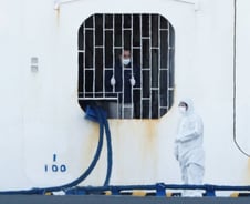 '24%→74%' 日크루즈 이젠 아팠다하면 '확진'…커지는 공포