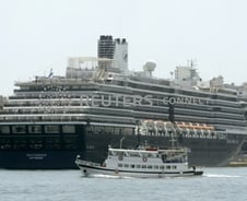 5개국 입항거부로 바다 떠돌던 美크루즈, 캄보디아 입항 