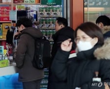 "코로나19 걱정말고 활동하라"는 정부, 정말 괜찮을까?