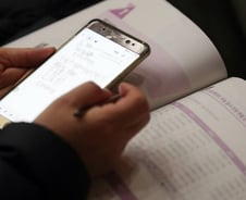 '코로나19' 예방하려면 마스크보다 스마트폰부터 닦아라