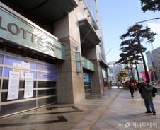 월마트 주가 30% 오를때…반토막 난 롯데쇼핑·이마트