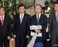 홍남기 "코로나19 소비위축 나타나…내수활성화 방안 마련"