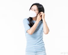 '마스크' 쓴 두 사람, 한 명은 감염…뭐가 달랐나