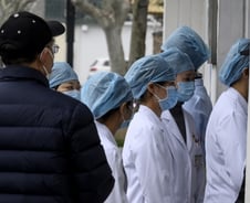 코로나19 감염된 中 의료진 1700명…6명은 사망