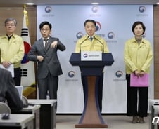 정부 "日크루즈 내 한국인, 귀국 희망자 국내이송 추진"