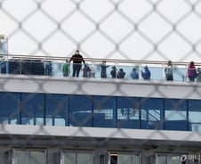 日크루즈 '한국인 이송' 뒤늦은 결단…정부 "국민보호 도리"(종합)