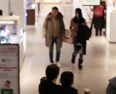 "오프라인 더 늘리겠다"는 현대百…또 반대 전략 택했다