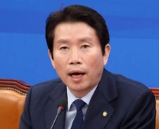 [속보]이인영 "코로나 사태 남북 공동협력해달라...평화 길 열자"