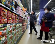 짜파구리, 불닭 아성 넘을까…농심 주가의 '반전'