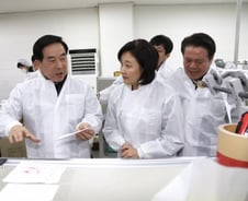 [현장+]박영선 장관, 마스크기업 찾아가 고개숙인 이유