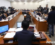 ‘코로나 총선’ 시작? 野 ‘초기대응 실패’vs與 ‘한국만 비판’