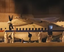 日크루즈 탑승자 7명 태운 대통령 전용기 김포공항 도착