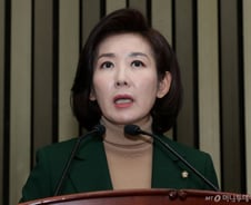 [단독] "내가 나경원 딸 연수 요청 받은 사람"…청탁 메일 전문 공개