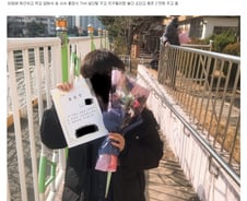 [단독]"홀로 졸업식, 속상해요"…편의점 직원이 꽃 사서 갔다