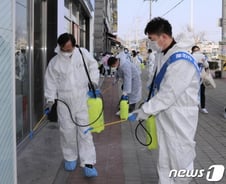 광주 '16·18번 확진자' 완치로 퇴원…"의료진에 감사"