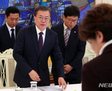 [속보]文 "의료진 믿고 검사해달라..가족·사회 지키는 길"