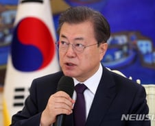 文대통령 "병원·교회 등 방역강화..국민들도 검사에 협조를"