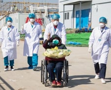 中,코로나 사망 의료진은 순국자…자녀들엔 학교선택권