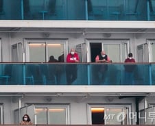 공포의 日크루즈선…하선 계속하지만 확진자 621명