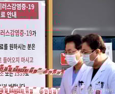 정부 "지역사회 전파 초기단계…방역망 빈틈, 판단 이르다"(종합)