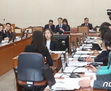 감염병 지역 외국인 입국금지 등 ‘코로나 3법’ 전체회의 통과