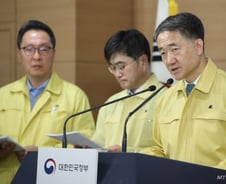 정부 "아직 전국적 확산아냐…특정국 입국금지 옳지않아"(종합)