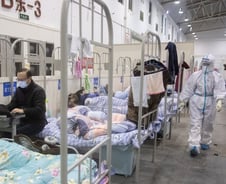 결혼식 미루고 진료한 中우한 의사, 코로나19 사망