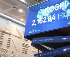 되살아난 '코로나19' 공포…당분간은 몸 사릴 때