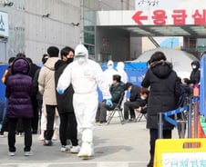 코로나19 무섭게 확산되는데…여전히 '네탓공방' 정치권