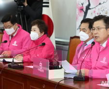 황교안 "우물쭈물하다 전세계로부터 입국금지 당한다"