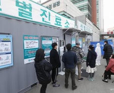 '전체 확진자의 64%' 신천지는 어떻게 '슈퍼전파자'가 되었나 