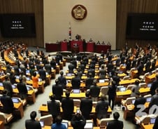 국회 본회의, 코로나19로 순연…"심재철 검사중"