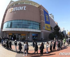 마스크 2차 대란… 유통가 "마스크를 모셔라"