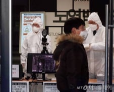 "최악 상황 대비하라" 직원 분리배치·재택근무까지