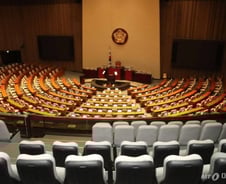 국회·선거·학교·공장…코로나19 공포에 대한민국이 멈췄다 