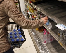 "그때 마스크 샀어야했는데"… 후회가 불붙인 식료품 사재기