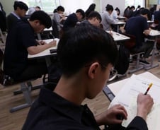 코로나19에 '3월 모의고사'도 연기…12일→19일