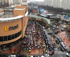 "820원 마스크 사려는 줄이 1㎞" 이마트 앞 오늘도 끝없는 줄 