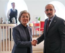 요르단서 한국인 53명 격리 후 출국…강경화, 유감표명