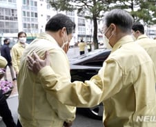 文, 대구 의료진·구청·상인에 허리숙여 "함께가자" 약속