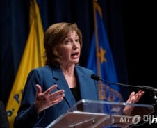 美CDC "코로나19, '팬데믹'에 가까워져…대비 시작해야"