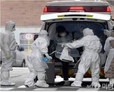 코로나19  구급 출동 급증에 이송대원 공백 우려..."신고시 미리 증후 알려야"