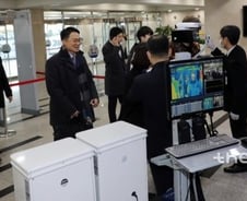 '삑 삑' 체온 재는 소리만…의원도 열 나면 출입 안돼