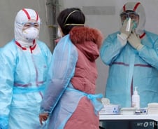 "확진자 1만명" 보고서에 발칵…"가능성 있다" vs "방역활동 무시" 