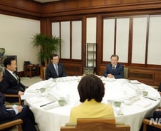 文, 28일 국회 찾아 여야대표회담..코로나19 초당적 대응