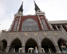 신도 8만명 '명성마을'로 불리는 동네…주민들이 떨고있다